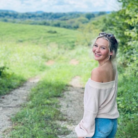 Profile Picture of Alexa Horton (@alexahorton245) on Poshmark