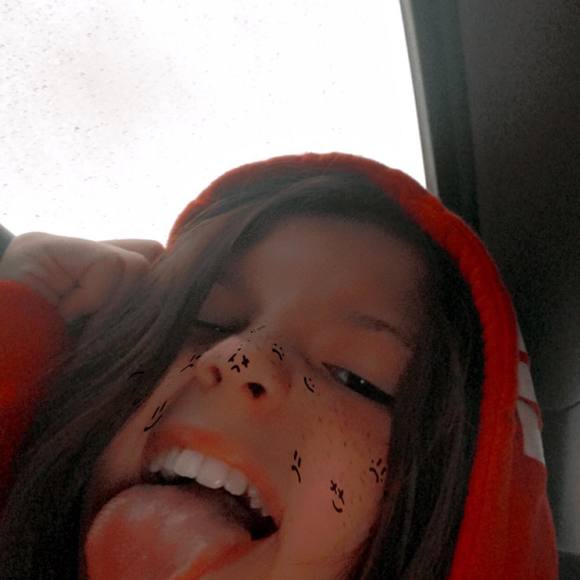 Profile Picture of Alexis Pettit (@golexiyea) on Poshmark