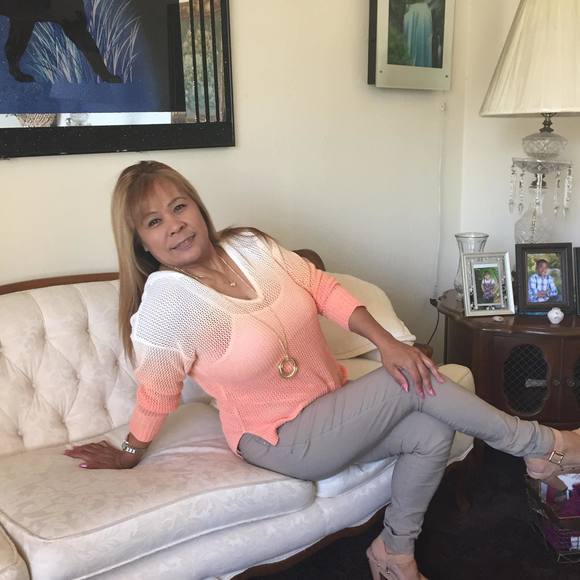 Profile Picture of Elizabeth Espirito (@eespirito) on Poshmark