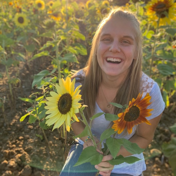Profile Picture of Jenna Wilamowski (@jlwilamowski) on Poshmark