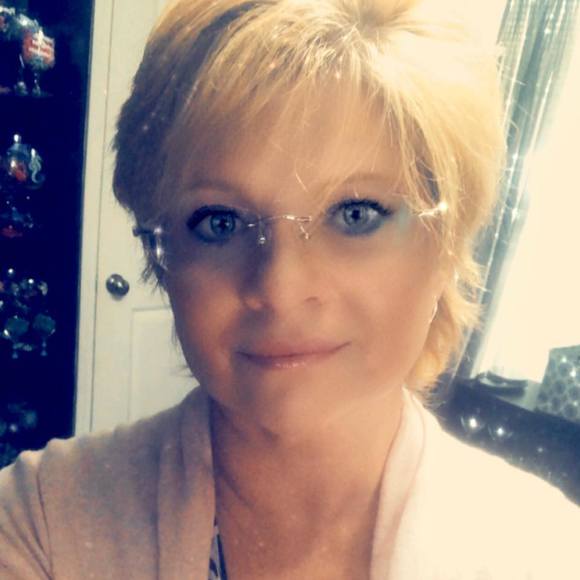 Profile Picture of Tara Blenis boutoille (@esqtara) on Poshmark