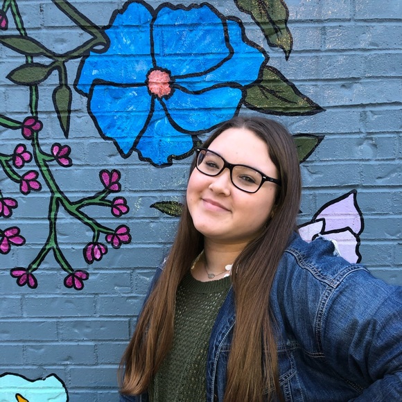 Olivia Strassburger - Poshmark Profile Picture of Olivia Strassburger (@livstrassburger) on Poshmark