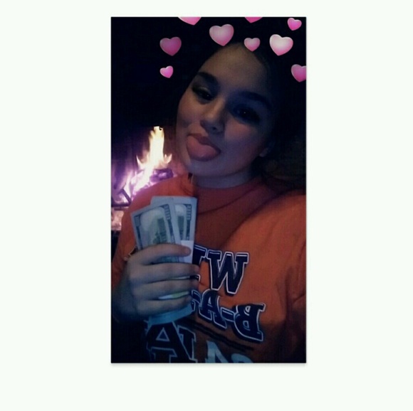 Profile Picture of Libby Collins (@llibbyyyy) on Poshmark