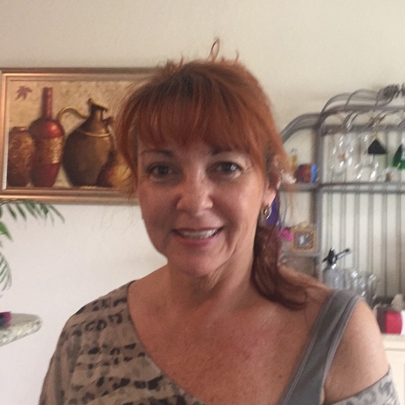 Profile Picture of Jujulianna Desztics (@julcsi301) on Poshmark