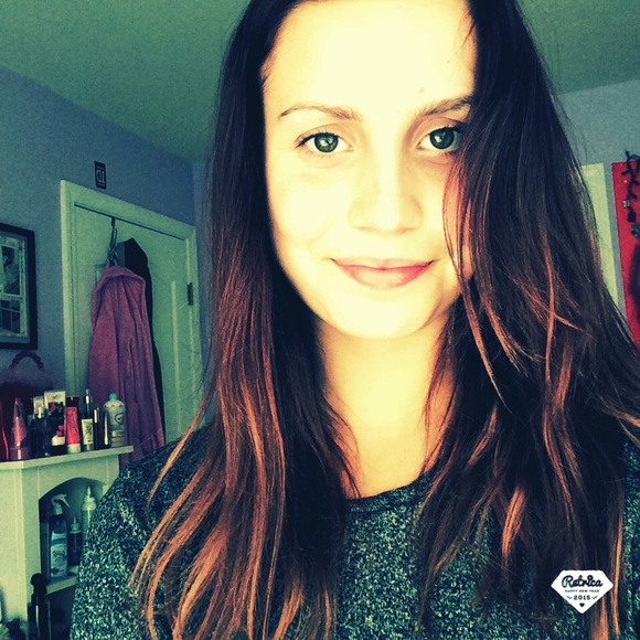 Profile Picture of Julia Beliveau (@popchip) on Poshmark