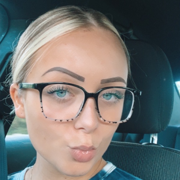 Profile Picture of Allison Long (@allisonlong379) on Poshmark