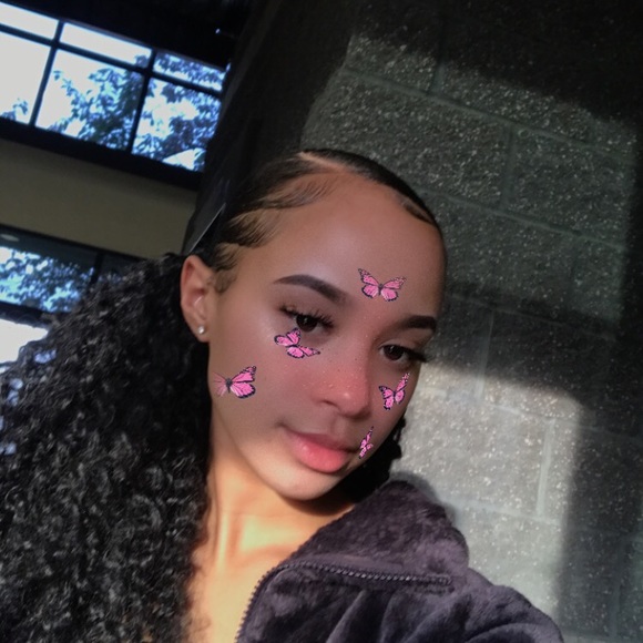 Profile Picture of Seana Hodges (@sunshineseana) on Poshmark