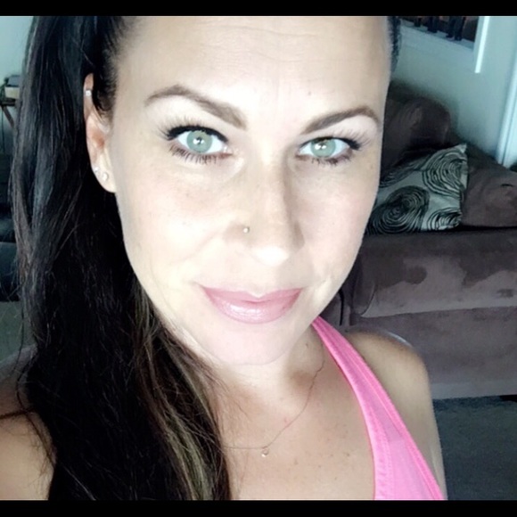 Profile Picture of Leigh Pernosky (@leighalisen) on Poshmark