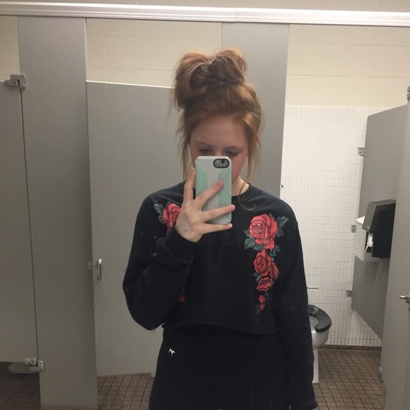 Profile Picture of Vivianne Untied (@viviannexo) on Poshmark