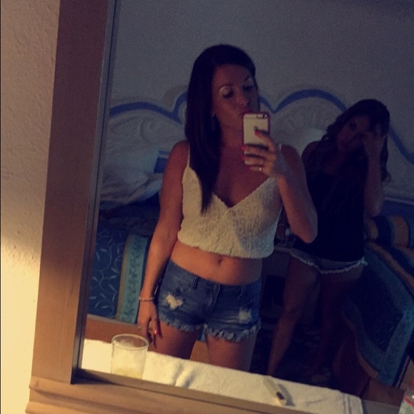 Profile Picture of Desirae Ackerman (@desirae9225) on Poshmark