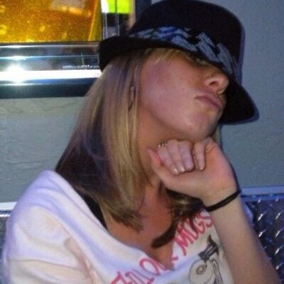 Profile Picture of Laurie Charles (@L22baby) on Twitter