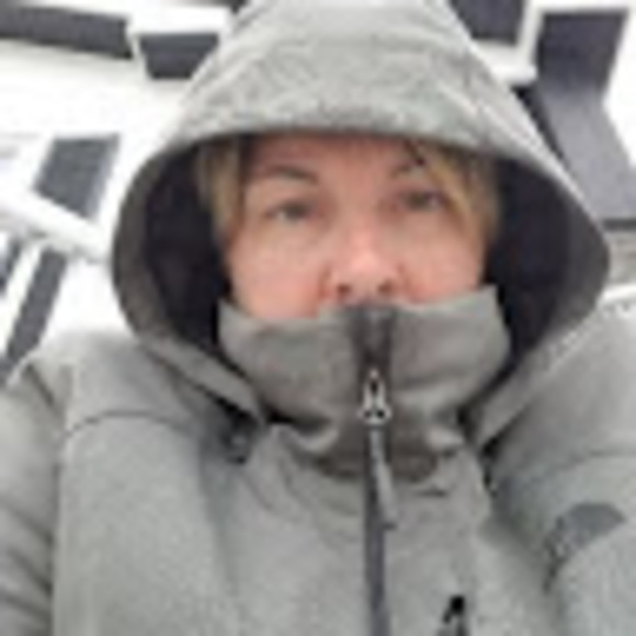 Profile Picture of April Manthorne (@aprilmanthorne) on Poshmark