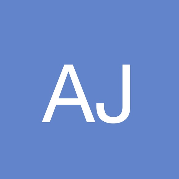 Profile Picture of Alexa James (@alexajam) on Poshmark