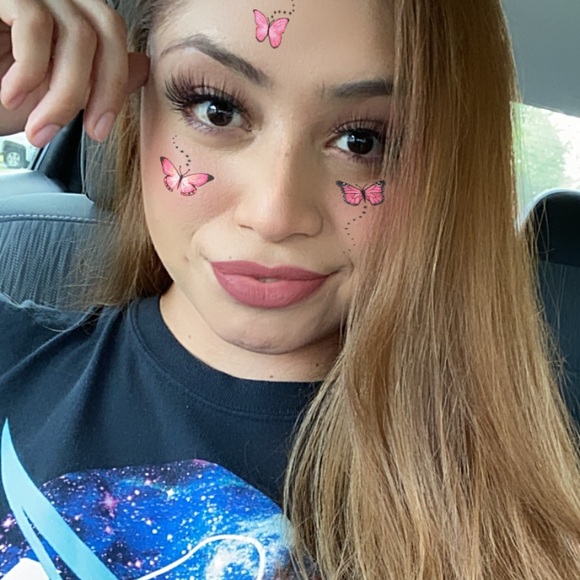 Profile Picture of Isabel Gomez (@isabel_1295) on Poshmark