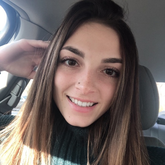 Profile Picture of Olivia Vorholzer (@oliviavorholzer) on Poshmark