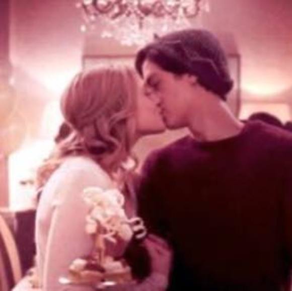 Profile Picture of Alizay Gravitt (@alizaygravitt) on Poshmark