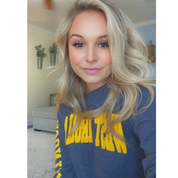 Profile Picture of Kim Boos (@kim_boos) on Poshmark