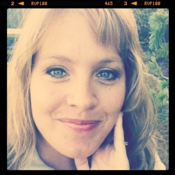 Profile Picture of Carmina Russell (@moimt) on Poshmark