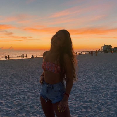 Profile Picture of Daniella Martinez (@daniellalexaa) on Twitter