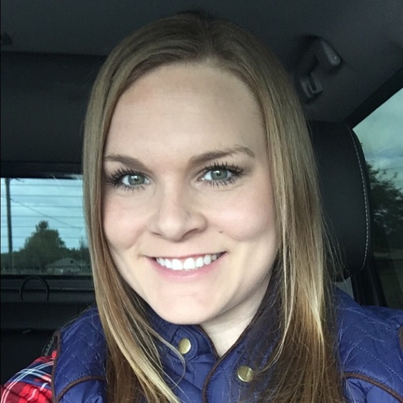 Profile Picture of Carly Mindemann (@carlymindemann) on Poshmark