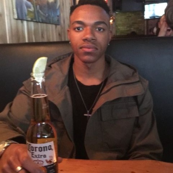 Profile Picture of Aaron Browne (@aaronbrowne) on Poshmark