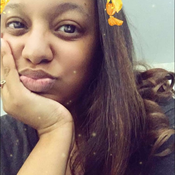 Profile Picture of Bianca Barros (@bbarros0728) on Poshmark