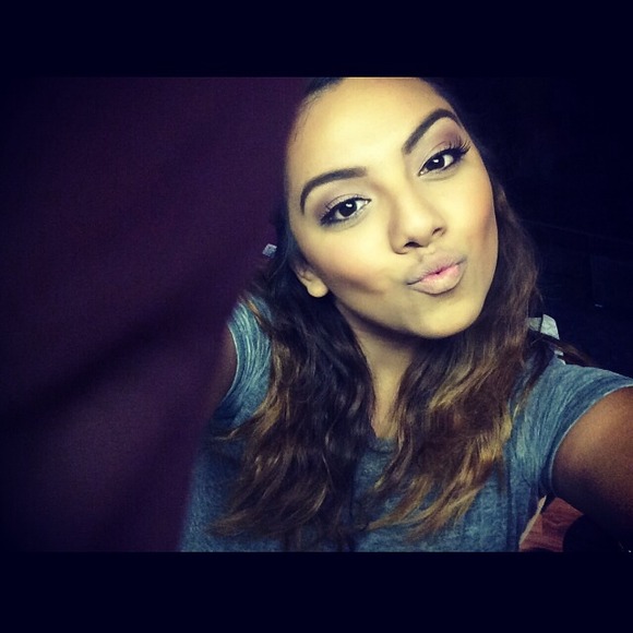 Profile Picture of Alysia Perez (@alysiaperez) on Poshmark