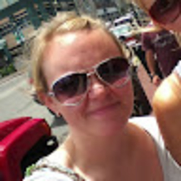 Profile Picture of Elizabeth Carver (@lizzyannecarver) on Poshmark