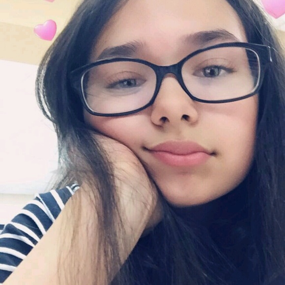 Profile Picture of Lisandra Vandenbosch (@lisandra_24) on Poshmark