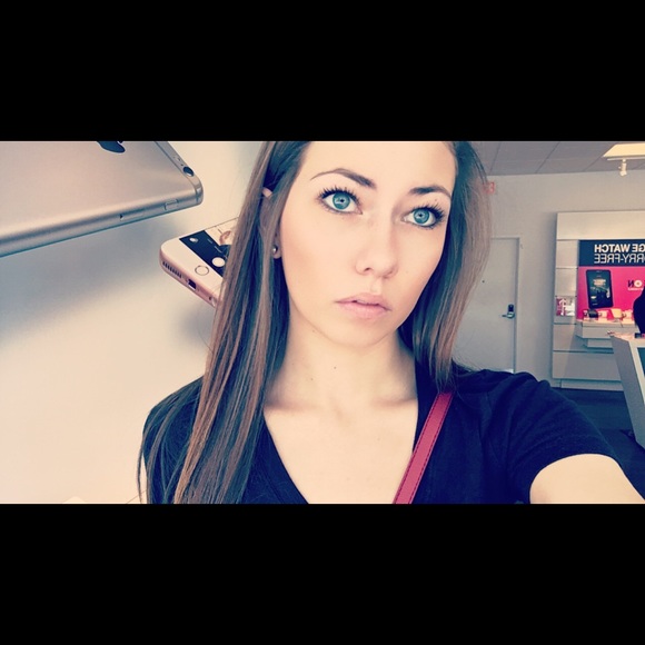 Averi Dearwester - Poshmark Profile Picture of Averi Dearwester (@baeverii) on Poshmark