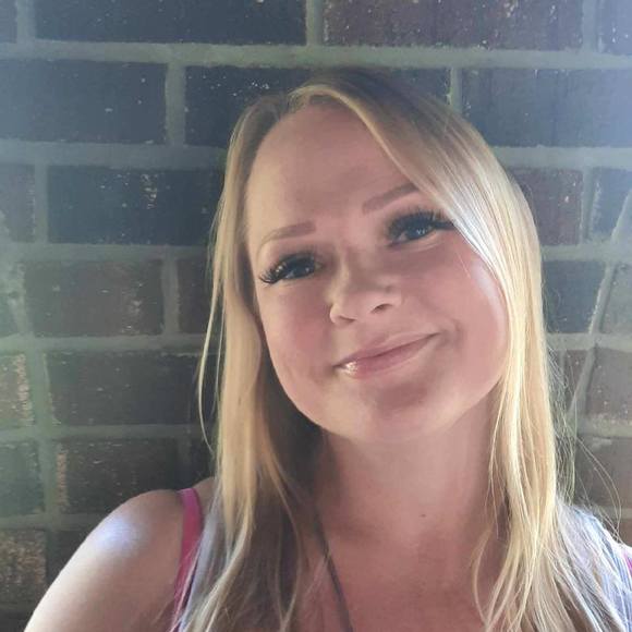 Profile Picture of Lacie Borlie (@lacyloo4u) on Poshmark