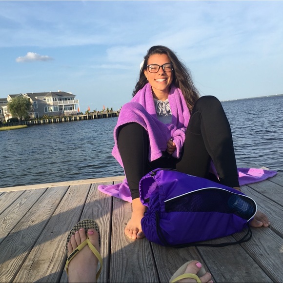 Profile Picture of Victoria Dasilva (@vic_dasilvaaa) on Poshmark