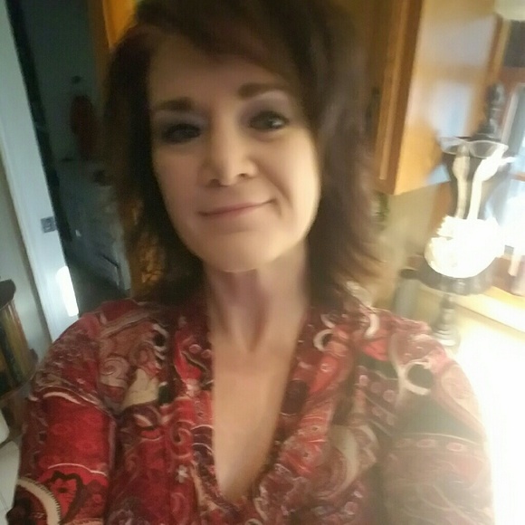 Profile Picture of Lori Compton (@loriloti) on Poshmark