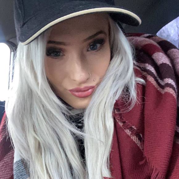 Profile Picture of Hope Barry (@hopebarry805) on Poshmark
