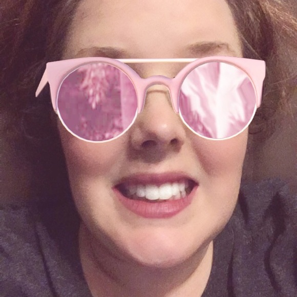 Profile Picture of Robyn Farrier (@rfarrier) on Poshmark