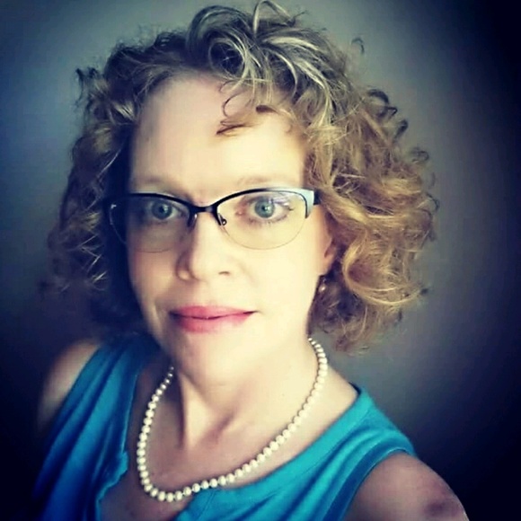 Profile Picture of Laura Irvine (@laura_irvine) on Poshmark