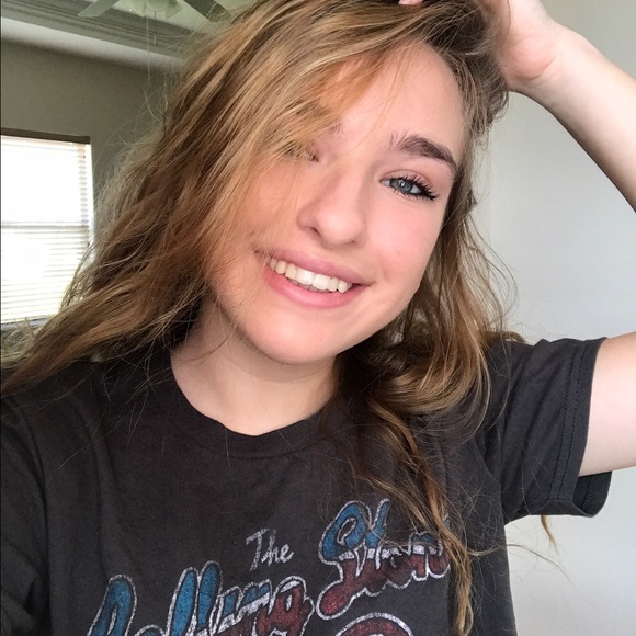 Profile Picture of Alexandra Munger (@amungerrr) on Poshmark