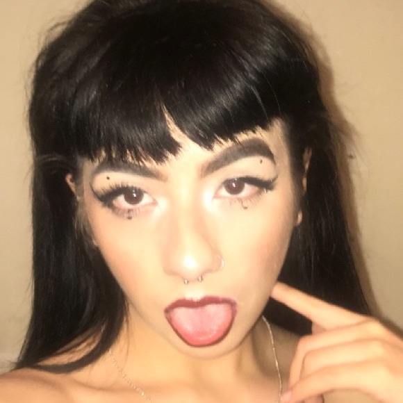 Profile Picture of Emeral Pearrell (@emeral19) on Poshmark