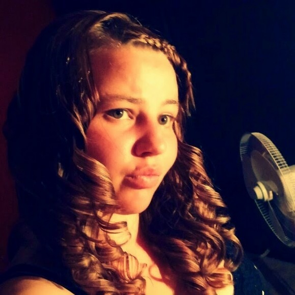 Profile Picture of Danielle Danielson (@aryanna1243) on Poshmark