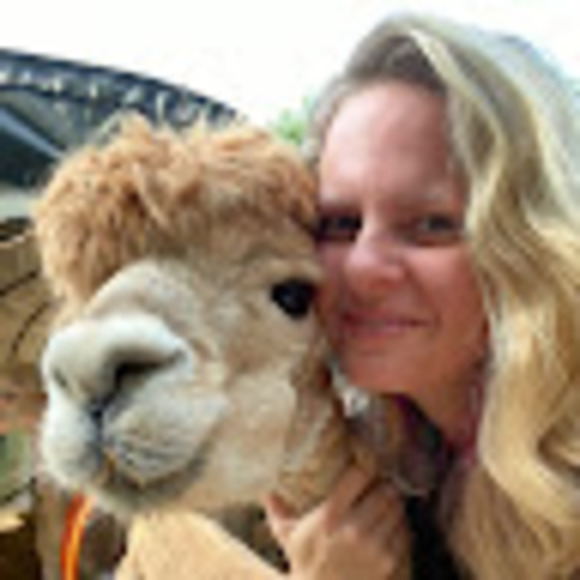 Profile Picture of Melodi Fentress (@melodifentress) on Poshmark