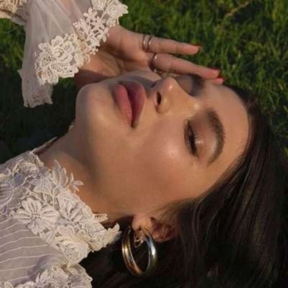Profile Picture of Kerry Schuetz (@plakzenae) on Poshmark