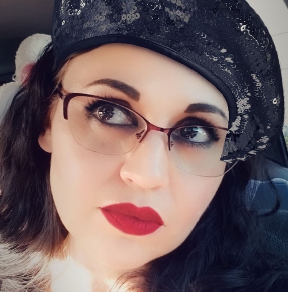 Profile Picture of Corina Markowicz (@foxy_librarian) on Poshmark