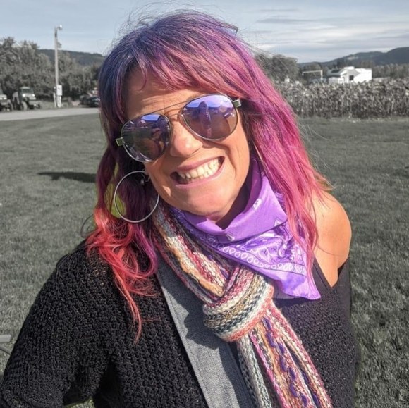 Profile Picture of Crystal Clarke (@crystaliana) on Poshmark