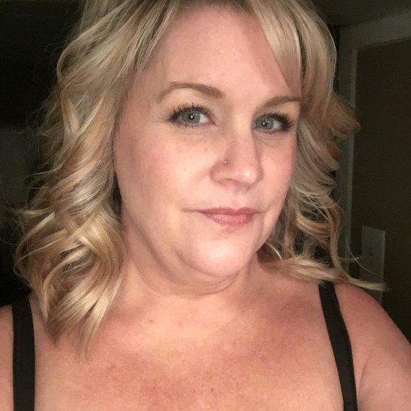 Profile Picture of Cheryl Kanouse (@pinkpaisley68) on Poshmark