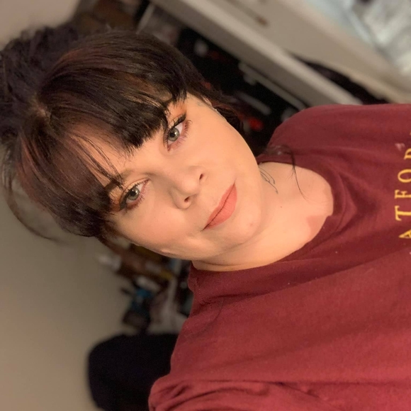 Profile Picture of Sarah Scheidecker (@sarahsch86) on Poshmark