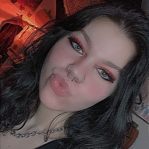 Profile Picture of Skylar Faber (@faberskylar) on Poshmark