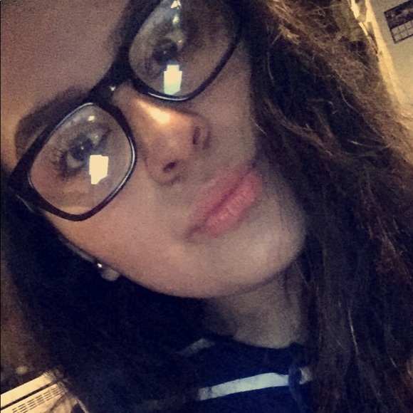 Profile Picture of Esmeralda Renteria (@esmeraldarb) on Poshmark