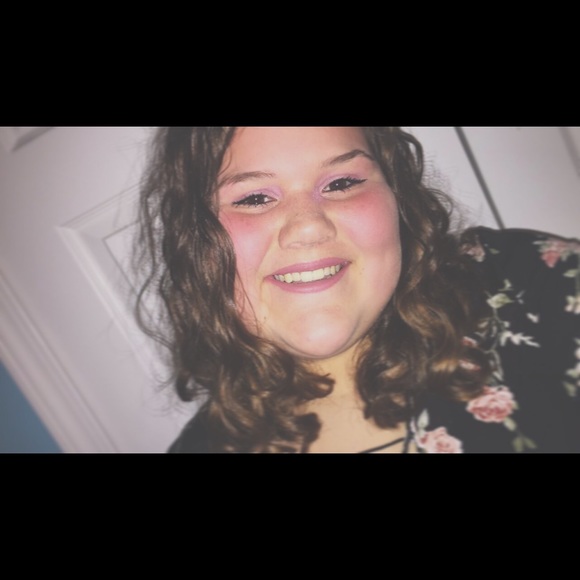 Profile Picture of Gretchen Pfundstejn (@gpfundstein) on Poshmark