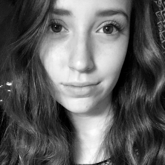 Profile Picture of Danielle Guy (@grameson1) on Poshmark