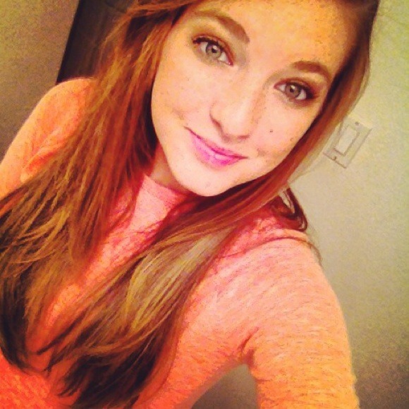 Profile Picture of Carly Bell (@carelizabth) on Poshmark